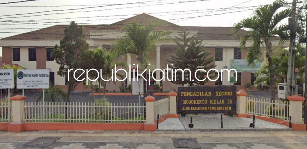 VONIS - Pengadilan Negeri Kabupaten Mojokerto, Jawa Timur menjatuhkan vonis bersalah dengan hukuman 2 tahun penjara dan denda Rp 5,7 miliar terhadap terdakwa tindak pidana di bidang perpajakan berinisial RW, Kamis (06/05/2023) kemarin.