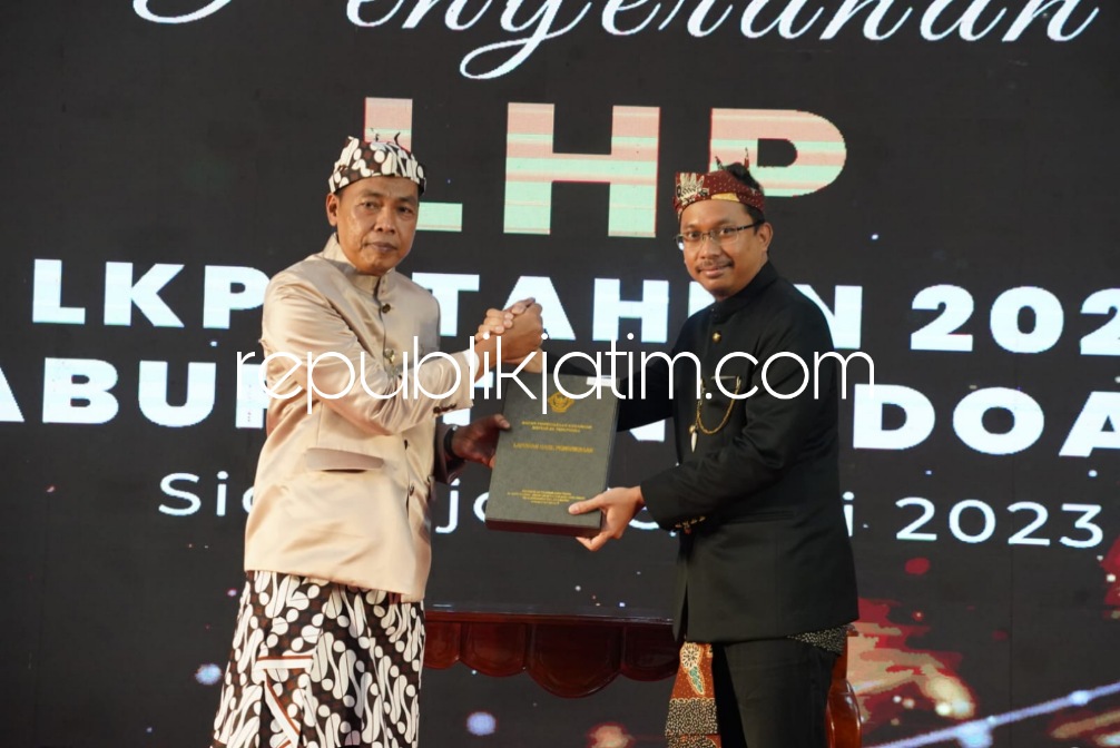 WTP - Bupati Sidoarjo, Ahmad Muhdlor Ali didampingi Ketua DPRD Sidoarjo, Usman menerima LHP LKPD TA 2022 Kabupaten Sidoarjo dengan opini WTP dari Kepala BPK RI Perwakilan Jatim, Karyadi, Kamis (25/05/2023).