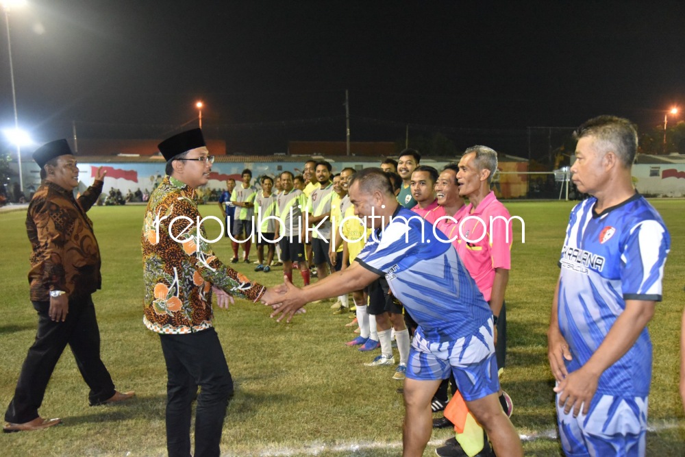 TINJAU - Bupati Sidoarjo Ahmad Muhdlor Ali didampingi Kades Sumorame Rochmanu meninjau dan menyapa pemain sepakbola di Lapangan Desa Sumorame, Kecamatan Candi, Sidoarjo, Rabu (24/05/2023) malam.