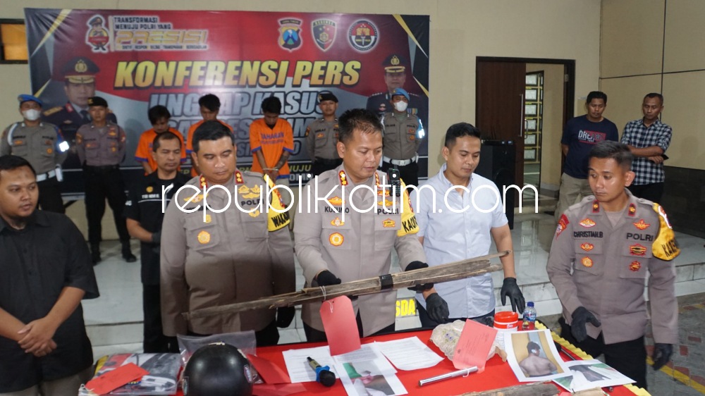 DIRINGKUS - Para pelaku pengeroyokan perguruan silat saat diinterogasi Kapolresta Sidoarjo, Kombespol Kusumo Wahyu Bintoro dihadapan wartawan saat pers rilis, Kamis (25/05/2023) sore.