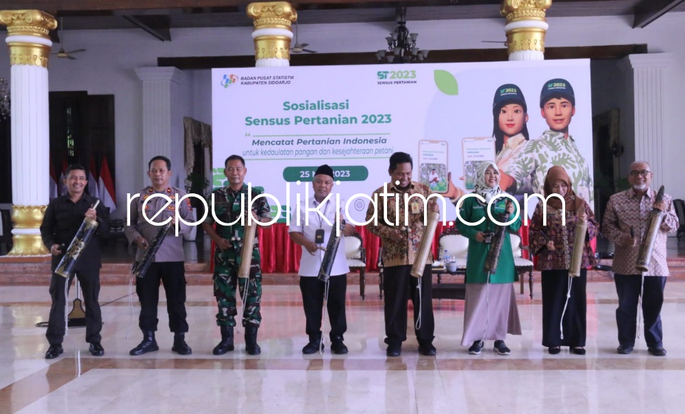 SENSUS - Penyematan topi dan ID Card kepada petugas sensus dilakukan Asisten Tata Pemerintahan dan Kesra, M Ainur Rahman di Pendopo Delta Wibawa menandai akan dimulai Sensus Pertanian di Kabupaten Sidoarjo, Kamis (25/05/2023).