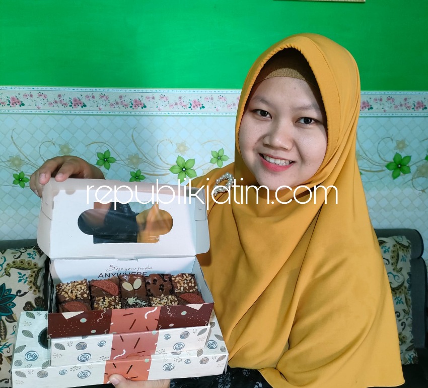 PENERIMA - Ketua Kelompok Usaha Sekar Mandiri, Ny Riska asal Desa Jimbaran Wetan, Kecamatan Wonoayu, Sidoarjo sebagai penerima program KURMA menunjukkan hasil produksi UMKM yang dimotori dirinya, Jumat (26/05/2023). 