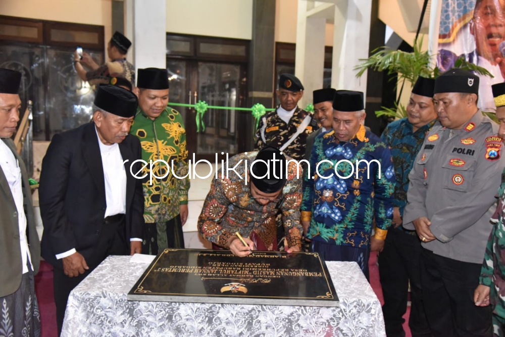RESMIKAN - Bupati Sidoarjo, Ahmad Muhdlor Ali meresmikan Masjid Miftahul Jannah Perumtas 3 RT 29 RW 7 Desa Kepuhkemiri, Kecamatan Tulangan, Sidoarjo, Minggu (28/05/2023) malam.