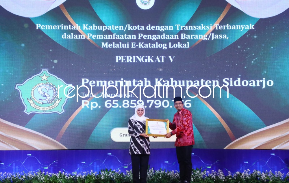 PENGHARGAAN - Bupati Sidoarjo, Ahmad Muhdlor Ali menerima penghargaan e-purchasing award 2023 Jawa Timur dari Gubernur Jatim, Khofifah Indar Parawansa yang diserahkan di Ballroom Grand City Surabaya, Senin (29/05/2023) sore.
