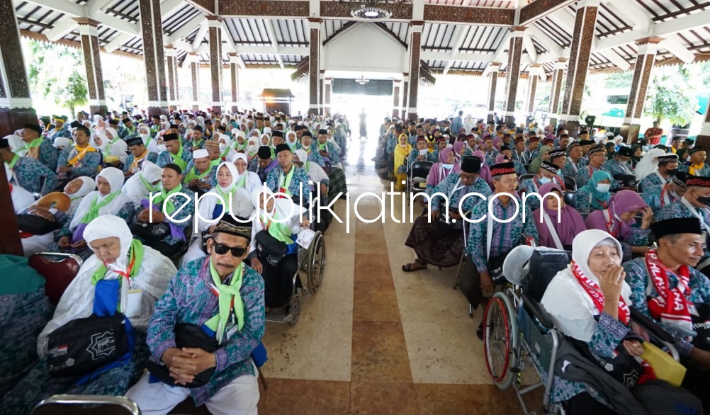 CJH - Sebanyak 890 Calon Jamaah Haji (CJH) asal Kabupaten Sidoarjo kloter 16 dan 17 diberangkatkan Bupati Sidoarjo, Ahmad Muhdlor Ali dari Pendopo Delta Wibawa, Senin (29/05/2023). 