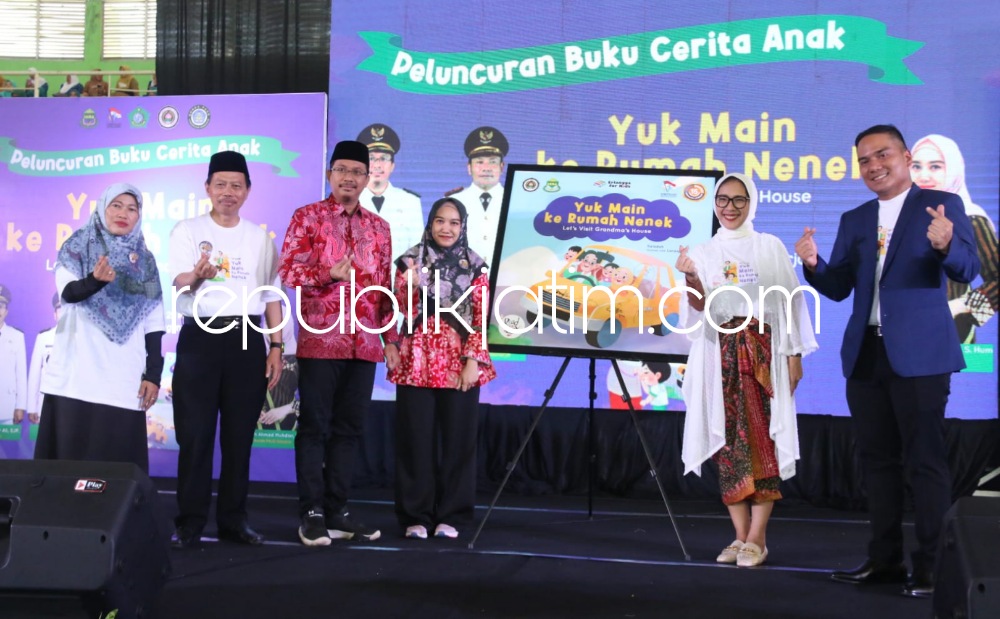 LUNCURKAN - Bupati Sidoarjo Ahmad Muhdlor Ali didampingi istrinya Ny Sa'adah yang juga Bunda PAUD Sidoarjo meluncurkan buku anak-anak berjudul Yuk Main ke Rumah Nenek di GOR Indoor Sidoarjo, Senin (29/05/2023).