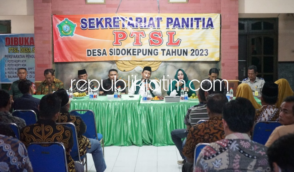 KOORDINASI - Wabup Sidoarjo Subandi memimpin rapat koordinasi penyelesaian program PTSL bersama warga dan Kades Sidokepung serta BPN di Kantor Balai Desa setempat, Senin (29/05/2023) malam.
