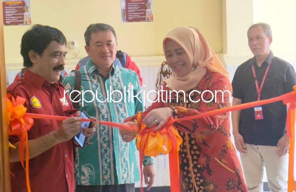 JOB MATCHING - Kepala SMK YPM 8 Sidoarjo Dr Kisyanto, Sekretaris Dinas Tenaga Kerja Sidoarjo, Happy Setyaningtyas dan Ketua FBKK SMK YPM 8 Sidoarjo, Didik Wahyudi membuka Job Matching yang diikuti 14 perusahan dengan 435 lowong kerja, Selasa (30/05/2023).