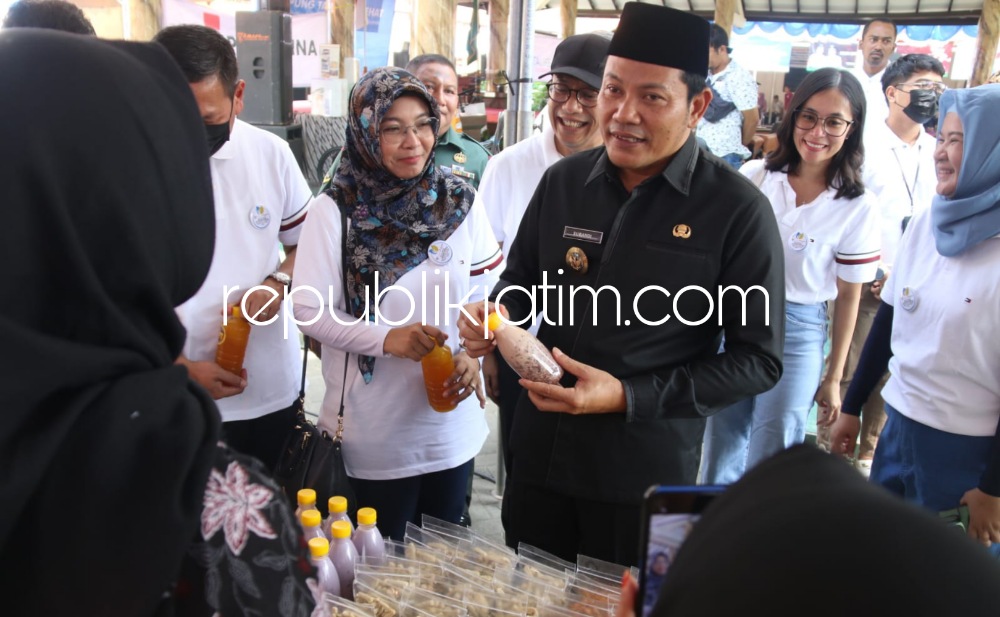 CSR - Wabup Sidoarjo Subandi, Komisaris PT Pertamina Retail Mulaimin Abdi, Dirut PT Pertalife Insurance Hanindio W Hadi dan VP CSR & SMEPP PT Pertamina Persero mengikuti acara CSR di Desa Sedati Gede, Kecamatan Sedati, Selasa (30/05/2023).