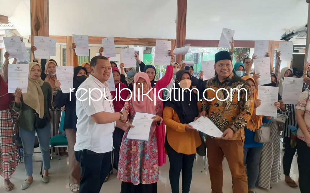 JEMPUT BOLA - Sejumlah pelaku UMKM asal 20 desa di Kecamatan Prambon menunjukkan NIB, NPWP dan Kartu BPJS Ketenagakerjaan yang baru selesai diurus di pendopo Kecamatan Prambon, Rabu (31/05/2023).