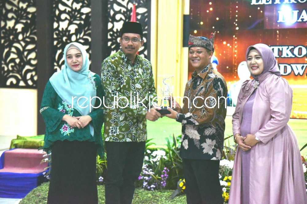 PISAH SAMBUT - Bupati Sidoarjo Ahmad Muhdlor Ali memberi sambutan kehadiran Dandim 0816 Sidoarjo, Letkol Inf Guntung Dwi Prasetyo menggantikan Letkol Inf Masarum Djatilaksono di Pendopo Delta Wibawa, Rabu (31/05/2023) malam.