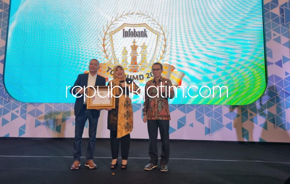 PENGHARGAAN - Direktur Utama (Dirut) BPR Delta Artha Perseroda, Sofia Nurkrisnajati Atmaja ST MM merima dua penghargaan sekaligus yakni Top BUMD Awards 2023 dan Top 100 Outstanding Women pekan kemarin di DI Yogyakarta akhir bulan kemarin.