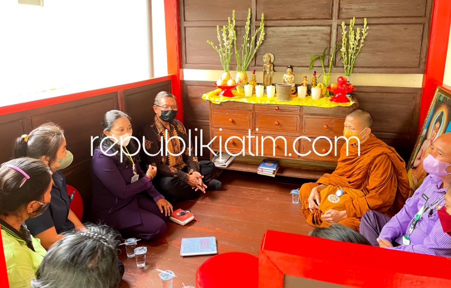 IBADAH - Parapidana Buddhis di Lapas Perempuan Malang melakukan ibadah di Vihara Lapas Malang dan penyerahan remisi, Sabtu (03/06/2023). 
