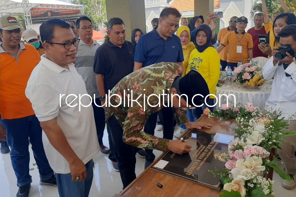RESMIKAN - Bupati Sidoarjo, Ahmad Muhdlor Ali meresmikan Pendopo Balai Desa Kalimati, Kecamatan Tarik, Sidoarjo didampingi Kades Kisno Mulyo serta Ketua dan Wakil Ketua DPRD Sidoarjo, Sabtu (03/06/2023).