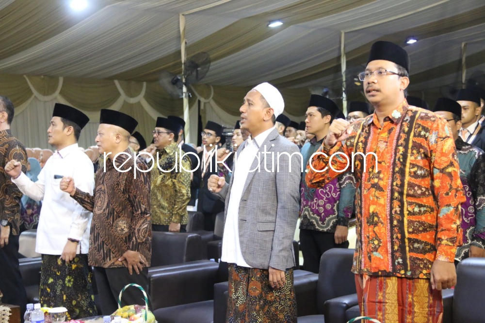 PESAN - Bupati Sidoarjo Ahmad Muhdlor Ali memaparkan 3 pesan bagi para wisudawan dan wisudawati SMA Progresif Bumi Shalawat Sidoarjo saat wisuda di komplek Pesantren Modern Bumi Shalawat Lebo, Kecamatan Sidoarjo, Sabtu (03/06/2023). 