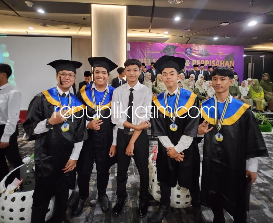 WISUDA - Sebanyak 119 siswa dan siswi SMP Muhammadiyah 2 Taman (Spemduta) Sidoarjo menunjukkan kebahagiaannya, terutama para siswa berprestasi usai mengikuti wisuda di Convention Hall Shoutern Hotel JL Raya Jemursari, Surabaya, Sabtu (03/06/2023).