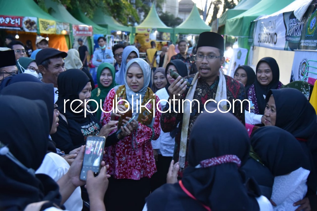 KURMA - Bupati Sidoarjo Ahmad Muhdlor Ali beserta istri Ny Sa'adah Ahmad Muhdlor dan Ketua DPRD Sidoarjo Usman saat launching program KURMA dan pameran UMKM di Alun-Alun Sidoarjo beberapa waktu lalu.