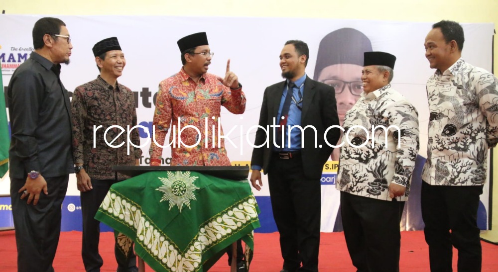RESMIKAN - Bupati Sidoarjo Ahmad Muhdlor Ali meresmikan Smamita Mart salah satu tempat bagi siswa dan siswi soal entrepreneurship (berwirausaha) dengan penandatanganan prasasti bersamaan penyerahan medali bagi siswa berprestasi, Senin (05/06/2023).