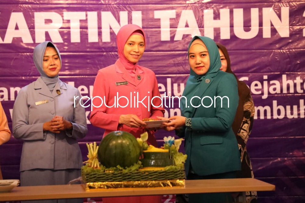 PERINGATAN - Ketua TP PKK Kabupaten Sidoarjo, Ny Sa'adah Ahmad Muhdlor menghadiri Peringatan Hari Kesatuan Gerak (HKG) PKK ke 51 Tahun 2023 dan Hari Kartini yang digelar di Gedung Langen Palikrama Kantor Pegadaian Sidoarjo, Senin (05/06/2023). 