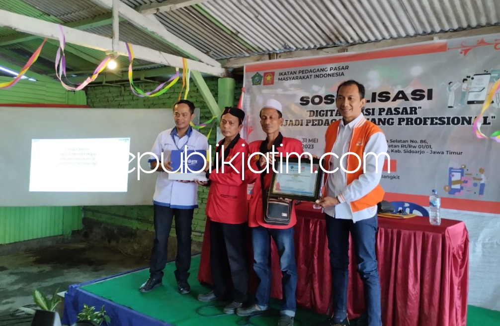 SOSIALISASI - Ketua IKKAPI Jatim Agus Susilo dan sejumlah narasumber sosialisasi berdagang di era digitalisasi menjadi pedagang profesional yang digelar Ikatan Pedagang Pasar Masyarakat (IPPM) Terungwetan, Kecamatan Krian, Sidoarjo, Rabu (31/05/2023).