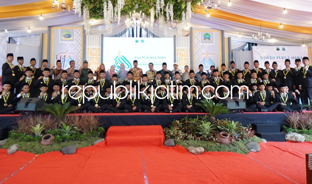 WISUDA - Bupati Sidoarjo, Ahmad Muhdlor Ali menyampaikan beberapa pesan salah satunya pentingnya kurikulum pendidikan sesuai zaman saat wisuda angkatan IV Madrasah Tsanawiyah (MTs) Bumi Shalawat di Tulangan, Selasa (06/06/2023). 