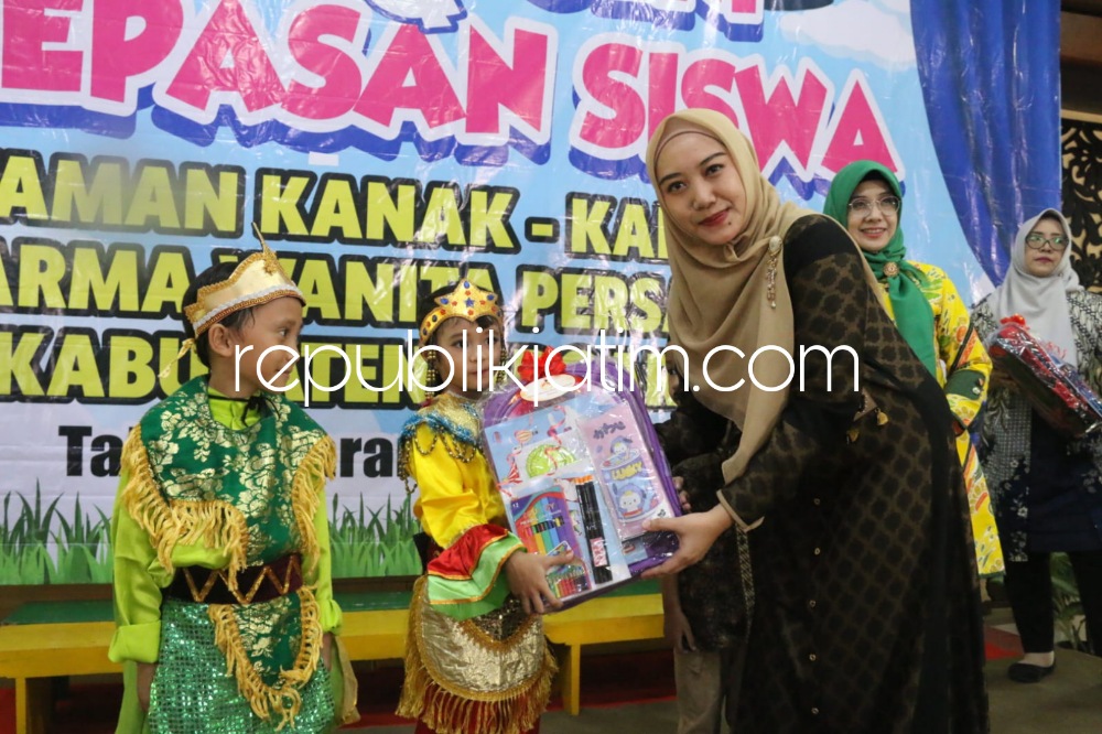 SERAHKAN - Ketua DWP Sidoarjo, Ny Sa'adah Ahmad Muhdlor menyerahkan bingkisan dari TK Dharma Wanita Persatuan sebagai penghargaan ke ananda Mubin yang menjadi putra penasehat DWP Sidoarjo bersama Alina dan Ali yang menjuarai lomba, Selasa (06/06/2023).