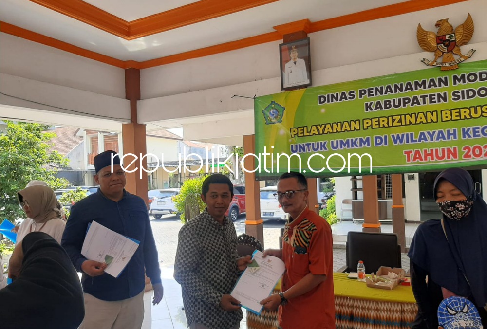 SERAHKAN - Anggota Komisi A DPRD Sidoarjo, Atok Ashari menyerahkan NIB, NPWP dan BPJS Ketenagakerjaan yang sudah selesai untuk pelaku UMKM di Kecamatan Wonoayu, Rabu (07/06/2023).