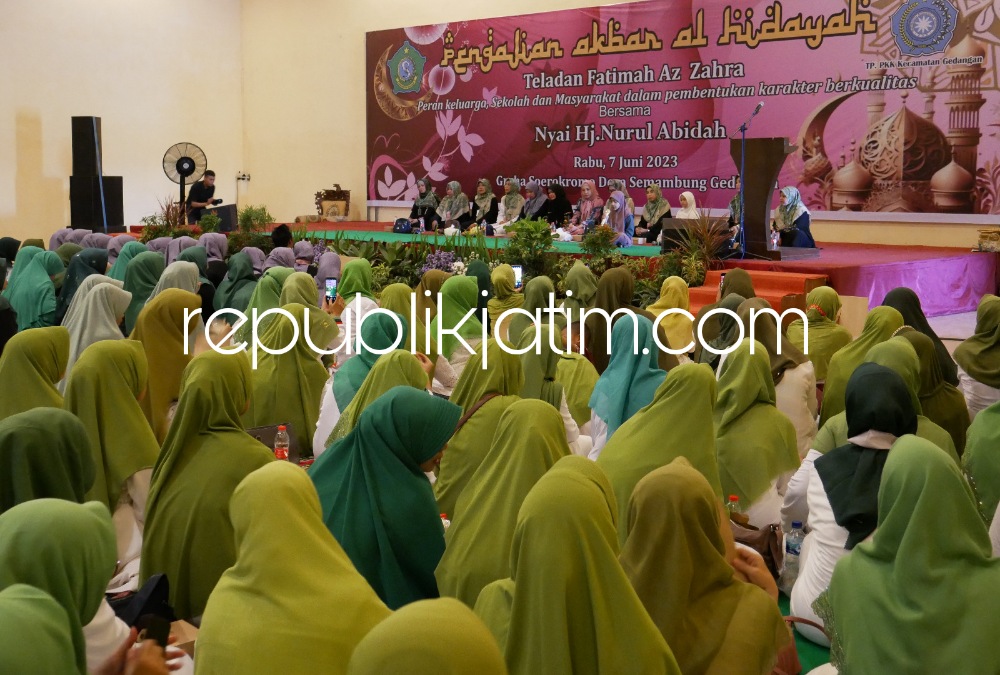 PENGAJIAN - Ketua TP PKK Sidoarjo, Ny Sa’adah Ahmad Muhdlor ikut hadir di tengah-tengah ribuan jama’ah pengajian Al Hidayah Kecamatan Gedangan di Gedung Graha Soerokromo, Desa Semambung, Kecamatan Gedangan, Sidoarjo, Rabu (07/06/2023). 