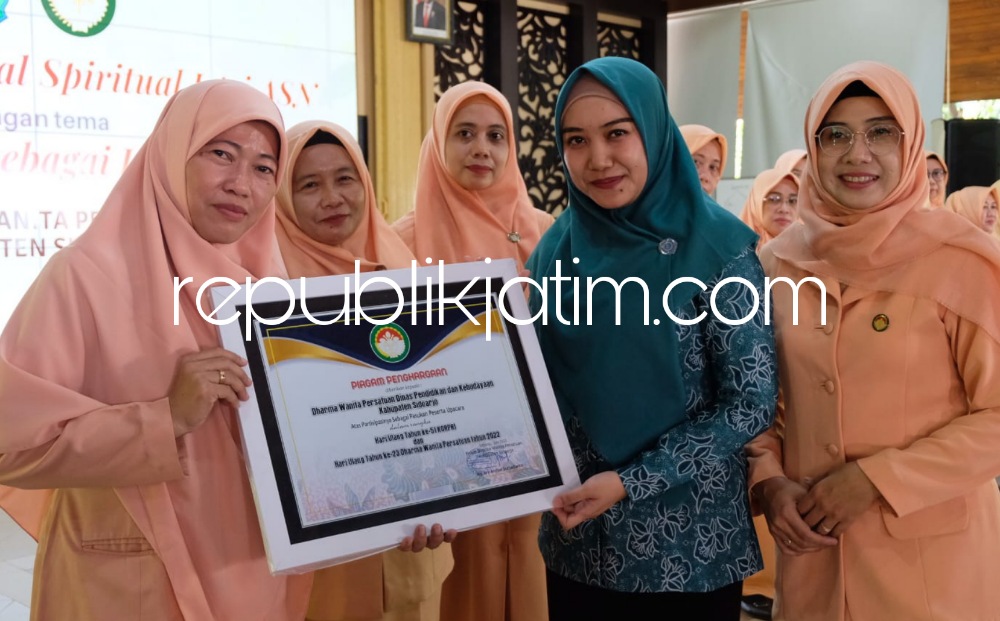 PENGHARGAAN - Penasehat DWP Kabupaten Sidoarjo, Ny Sa’ada Ahmad Muhdlor memberikan penghargaan kepada para anggota yang berprestasi di Pendopo Delta Wibawa, Kamis (08/06/2023).
