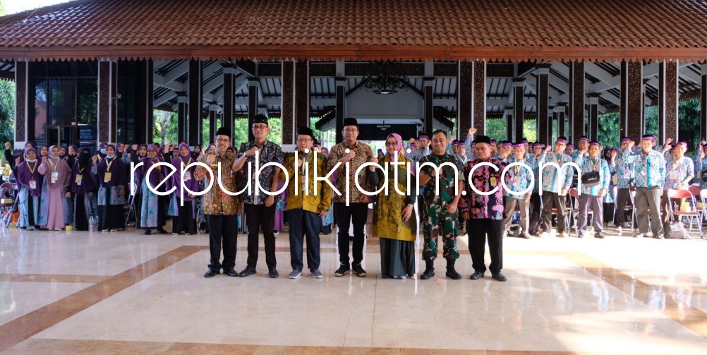 BERANGKATKAN - Sebanyak 110 Calon Jamaah Haji (CJH) Kloter 46 diberangkatkan Bupati Sidoarjo, Ahmad Muhdlor Ali bersama Kepala Kemenag, M Arwani dari Pendopo Delta Wibawa, Sidoarjo, Jumat (09/06/2023) sore. 