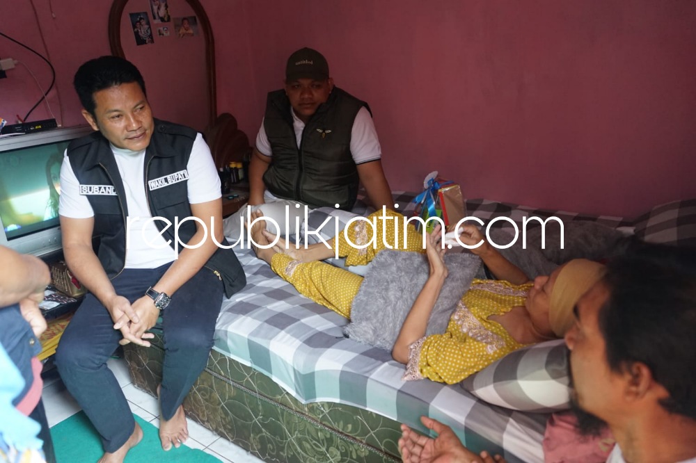 TUMOR - Wabup Sidoarjo Subandi mengunjungi Ny Yayuk Fuji Prihatin Desa Tanggul, Kecamatan Wonoayu, Sidoarjo yang menderita tumor, Jumat (09/06/2024). 