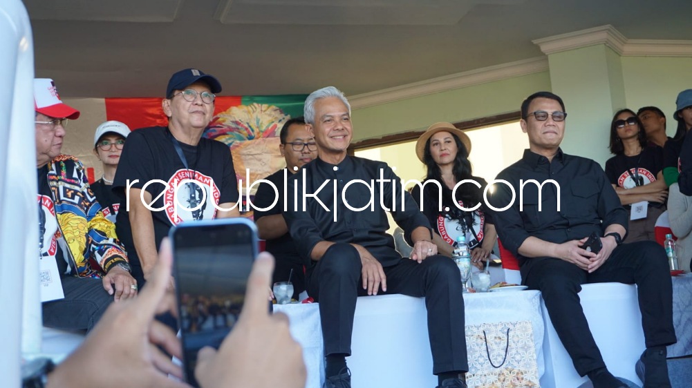 CAPRES - Calon Presiden (Capres) Tahun 2024, Ganjar Pranowo menghadiri acara deklarasi gabungan Seniman Indonesia di GOR Delta Sidoarjo, Sabtu (10/06/2023). 