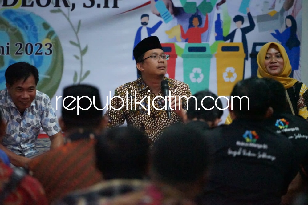 DIALOG - Bupati Sidoarjo, Ahmad Muhdlor Ali berdialog dengan warga tiga desa di Balai Desa Keboananom, Kecamatan Gedangan, Sidoarjo, Jumat (09/06/2023) malam.