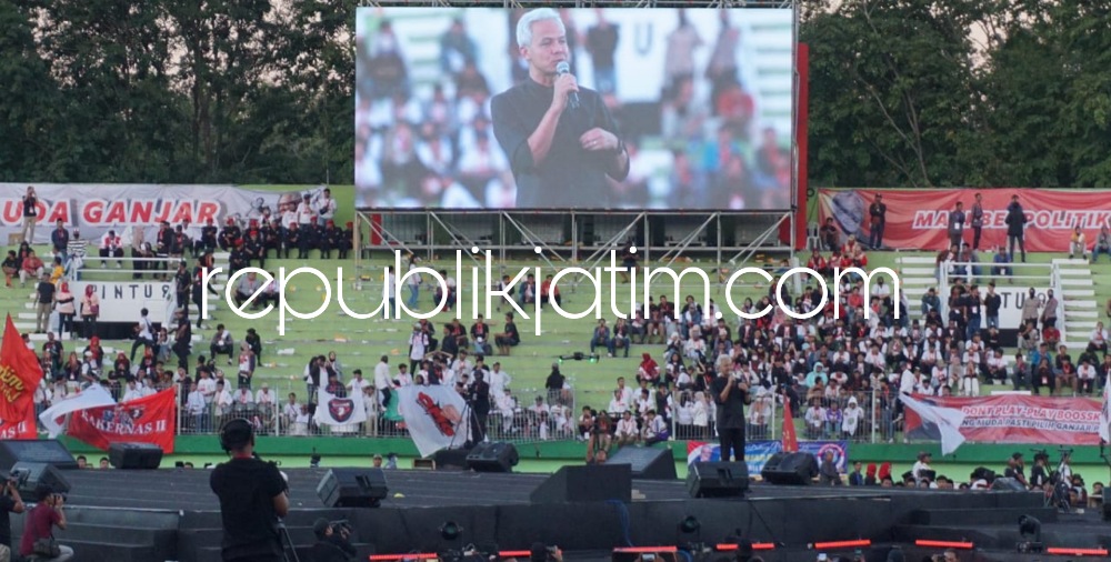 ORASI - Bakal Calon Presiden (Bacapres) Tahun 2024, Ganjar Pranowo berorasi saat menghadiri acara deklarasi Gabungan Seniman Indonesia (GSI) di GOR Delta Sidoarjo, Sabtu (10/06/2023) petang.