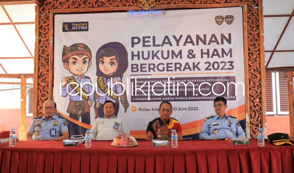 LAYANAN - Program layanan bergerak diinisiasi Kanwil Kemenkumham Jatim mendapat respon positif dari masyarakat Kepulauan Kangean, Kabupaten Sumenep terlihat warga memadati pendopo Kecamatan Arjasa, Sumenep memanfaatkan pelayanan, Sabtu (10/06/2023).