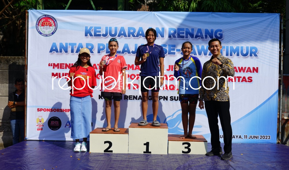 JUARA - Ketua IMORI Jatim, Nur Muhammad Arifiyanto menyerahkan hadiah dan medali kepada para pemenang kejuaraan renang perdana yang digelar IMORI di Kolam Renang UPN Veteran Surabaya, Minggu (11/06/2023). 