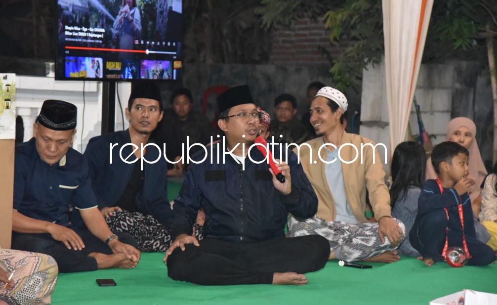 DIALOG - Bupati Sidoarjo, Ahmad Muhdlor Ali memastikan pembangunan betonisasi JL Raya Tarik - Mliriprowo segera dikerjakan sepanjang 5 kilometer saat berdialog dengan warga Desa Singogalih, Kecamatan Tarik, Sidoarjo, Sabtu (11/06/2023) malam.