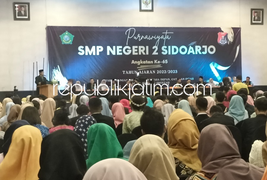 PURNAWIYATA - Kepala SMP Negeri 2 Sidoarjo, Qodim memberikan sambutan dan pesan kesan kepada 380 siswa kelas IX yang menjalani Purnawiyata angkatan ke 65 Tahun Ajaran 2022/2023 di Hall Sun City Hotel Sidoarjo, Selasa (13/06/2023).