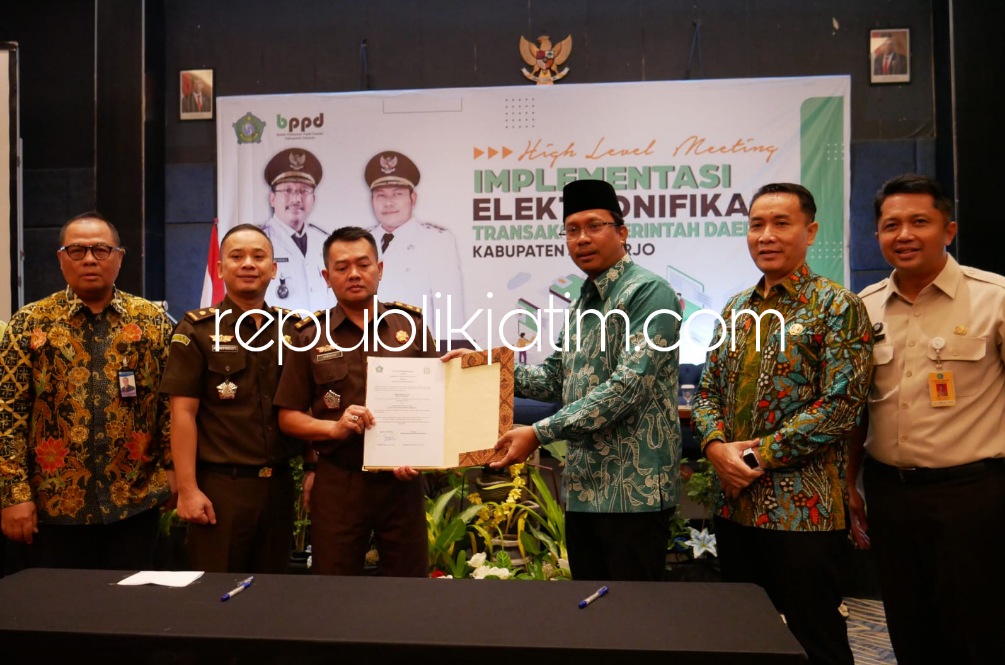 TANDA TANGAN - Bupati Sidoarjo, Ahmad Muhdlor Ali menandatangani nota kesepahaman Implementasi Elektronifikasi Transaksi di lingkungan Pemkab Sidoarjo di Ballroom Hotel Luminor, Sidoarjo, Selasa (13/06/2023).