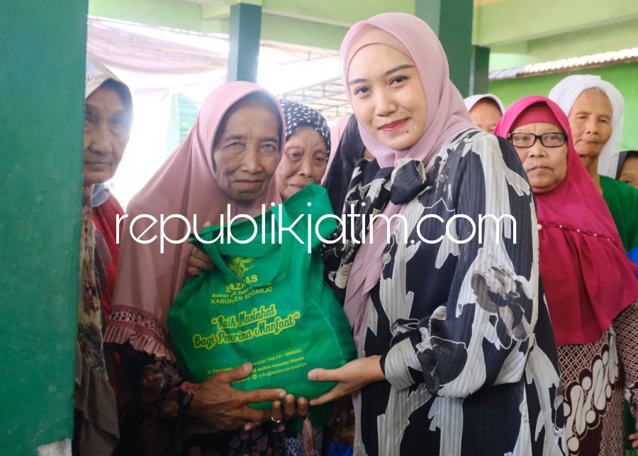 BANSOS - Ketua TP PKK Kabupaten Sidoarjo, Ny Sa’adah Ahmad Muhdlor disambut Camat Krembung dan Kades Jenggot sambil menyerahkan bantuan sosial untuk jamaah Roudlotul Jannah di Desa Jenggot, Kecamatan Krembung, Selasa (13/06/2023).