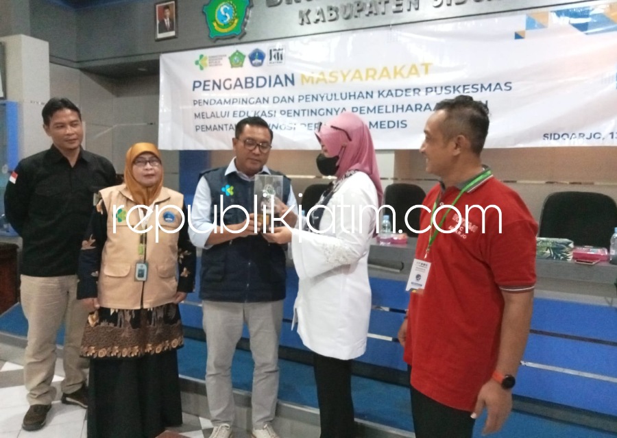 ABDIMAS - Pengurus DPC IKATEMI dan Poltekkes Surabaya, menggelar Pengabdian Masyarakat (Abdimas) terkait perawatan alat diagnostik kepada 6 puskesmas binaan bersama Kepala Dinkes Pemkab Sidoarjo di ruang pertemuan Dinkes Pemkab Sidoarjo, Rabu (14/06/2023)