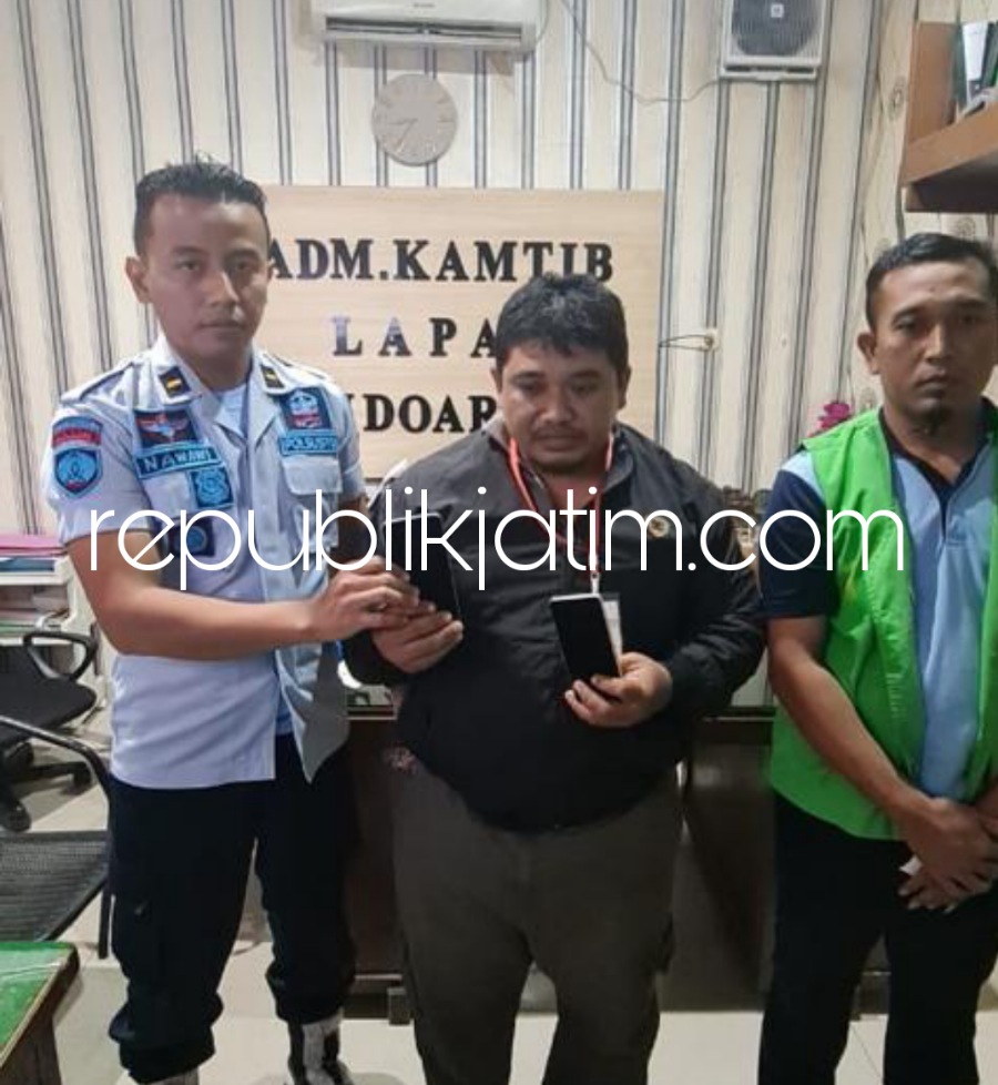 BUKTI - Petugas Lapas Kelas II A Sidoarjo menunjukkan barang bukti roti tawar yang dimasukin dua unit HP di dalamnya saat hendak dititipkan ke warga binaan Lapas Kelas II A Sidoarjo, Kamis (15/06/2023). 