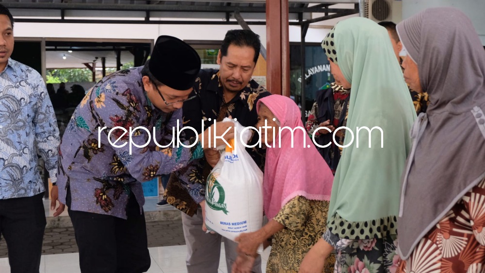BANTUAN - Bupati Sidoarjo Ahmad Muhdlor Ali menyerahkan bantuan beras untuk warga miskin di lima desa di Kecamatan Tanggulangin, Sidoarjo, Kamis (15/06/2023).