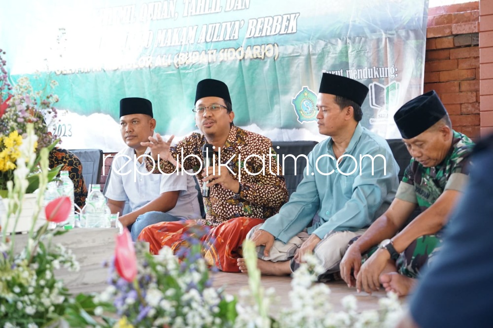 HAUL - Bupati Sidoarjo Ahmad Muhdlor Ali meminta warga Berbek, Kecamatan Waru untuk meneruskan cita-cita dan perjuangan Sayyid Royyan Bin Hasan Basyaiban atau Mbah Sayyid Royyan saat haul dan peresmian Pendopo Makam Auliya Berbek, Sabtu (17/06/2023).