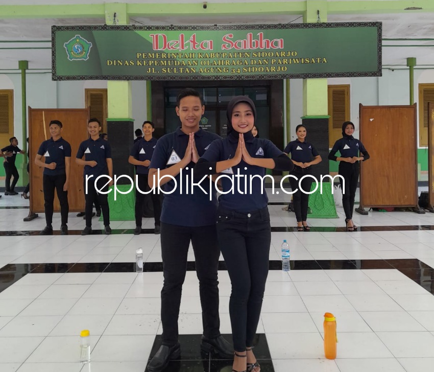 FINALIS - Finalis terpilih 10 pasangan finalis atau 20 orang Duta Antinarkoba Sidoarjo Tahun 2023 yang bakal ditetapkan secara resmi di acara Grand Final tanggal 26 Juni 2023 lusa saat berlatih di Pendopo Disporapar Pemkab Sidoarjo, Minggu (18/06/2023).