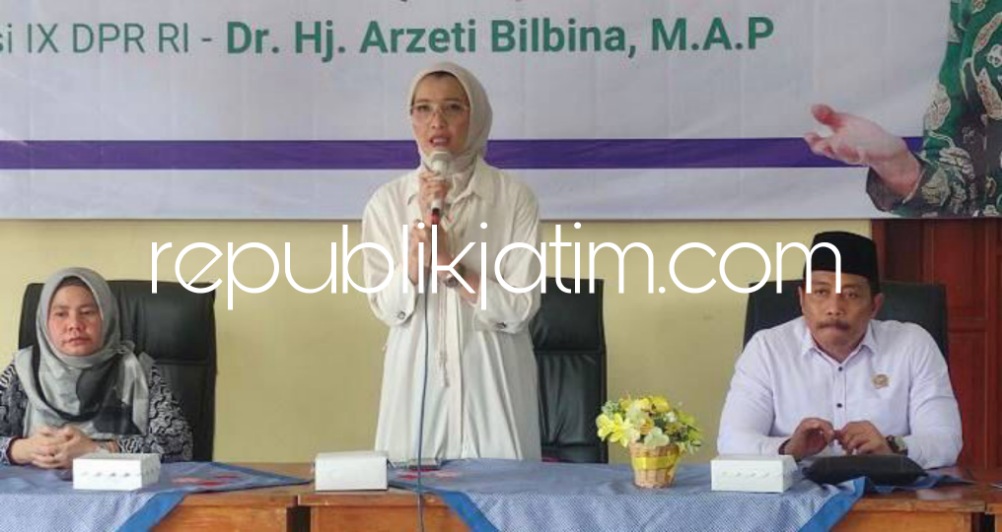 SOSIALISASI - Anggota Komisi IX DPR RI, Arzeti Bilbina didampingi Kepala BPJS Kesehatan Cabang Sidoarjo, Yessy Novita saat berkunjung ke KPRI Bina Sejahtera, Desa Kepadangan, Kecamatan Tulangan, Sidoarjo, Minggu (18/06/2023).