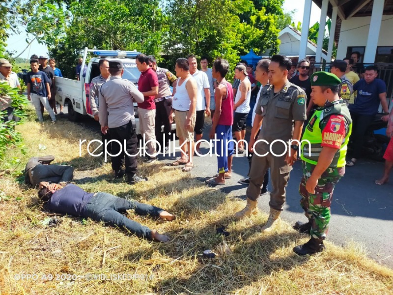 BABAK BELUR - Slamet Bagiyo (43) warga Kacangan, Kecamatan Brebek, Nganjuk dan Sugianto (30) warga Desa Sidodadi, Kecamatan Taman, Sidoarjo babak belur dihajar warga Dusun Sidomoro, Desa Jeruklegi, Kecamatan Balongbendo, Sidoarjo, Minggu (18/06/2023).