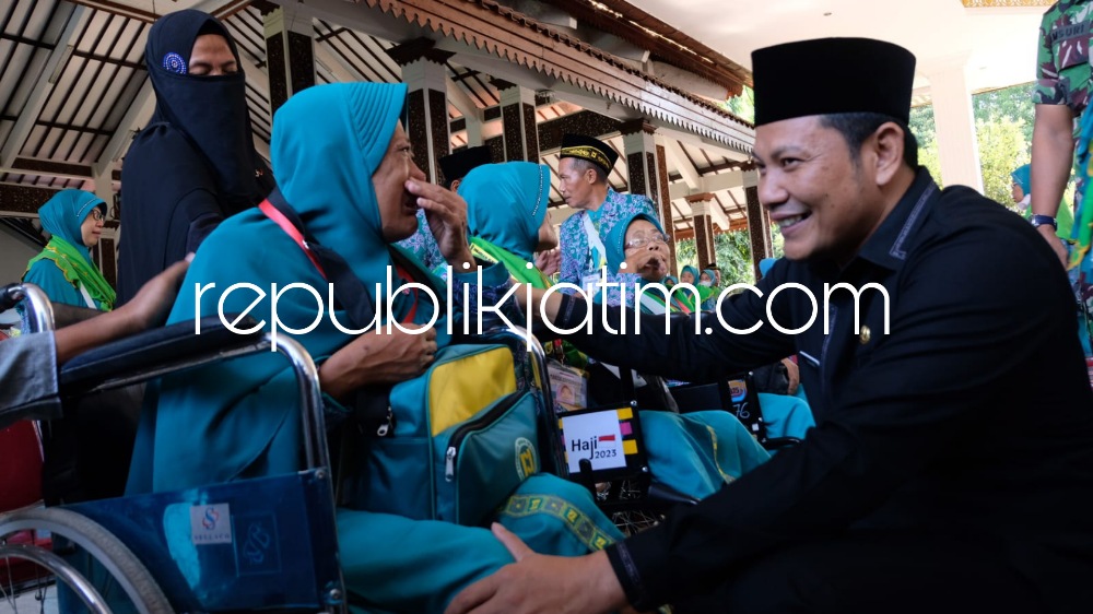 BERANGKATKAN - Wakil Bupati (Wabup) Subandi memberi suntikan semangat dan menghimbau kepada 900 Calon Jamaah Haji (CJH) Kloter 75 dan 76 Sidoarjo untuk menjaga kekompakan dari Pendopo Delta Wibawa, Senin (19/06/2023).