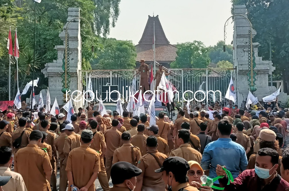 DEMO - Ratusan perangkat desa se Kabupaten Sidoarjo menggeruduk Pendopo Delta Wibawa menuntut kenaikan penghasilan tetap (Siltap), Selasa (20/06/2023).