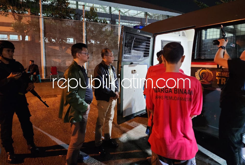PINDAHKAN - Kanwil Kemenkumham Jatim memindahkan 40 narapidana kategori high risk (resiko tinggi) dengan titik kumpul di Lapas Madiun menuju Lapas Nusakambangan, Senin (19/06/2023) malam.